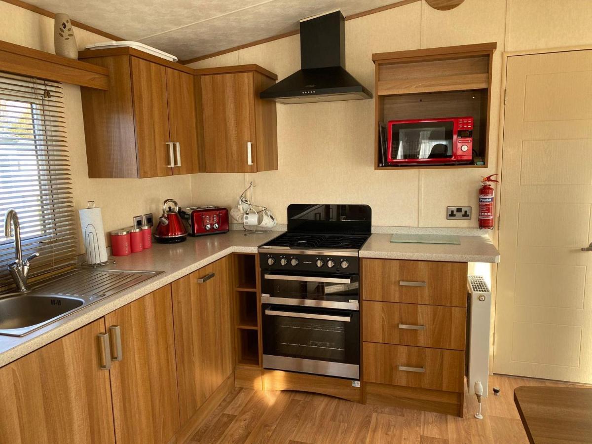6 Berth Caravan With Decking At Manor Park In Hunstanton Ref 23017H Exterior photo