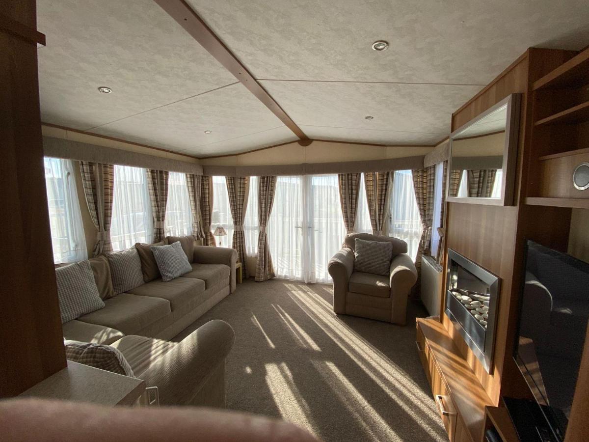 6 Berth Caravan With Decking At Manor Park In Hunstanton Ref 23017H Exterior photo