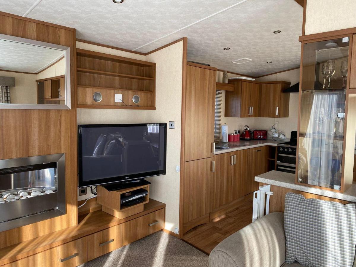 6 Berth Caravan With Decking At Manor Park In Hunstanton Ref 23017H Exterior photo