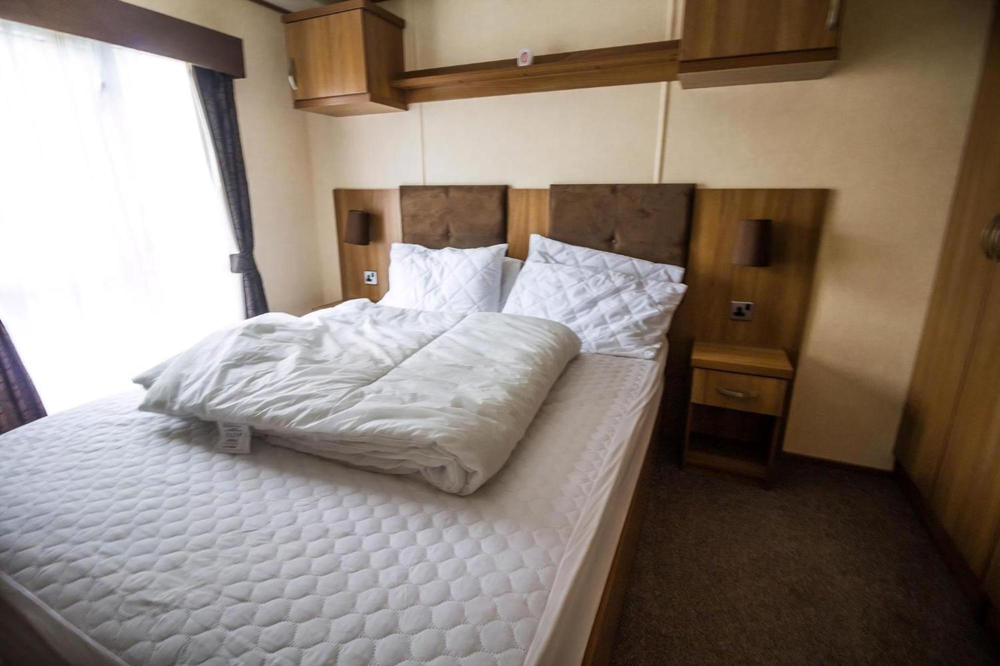 6 Berth Caravan With Decking At Manor Park In Hunstanton Ref 23017H Exterior photo