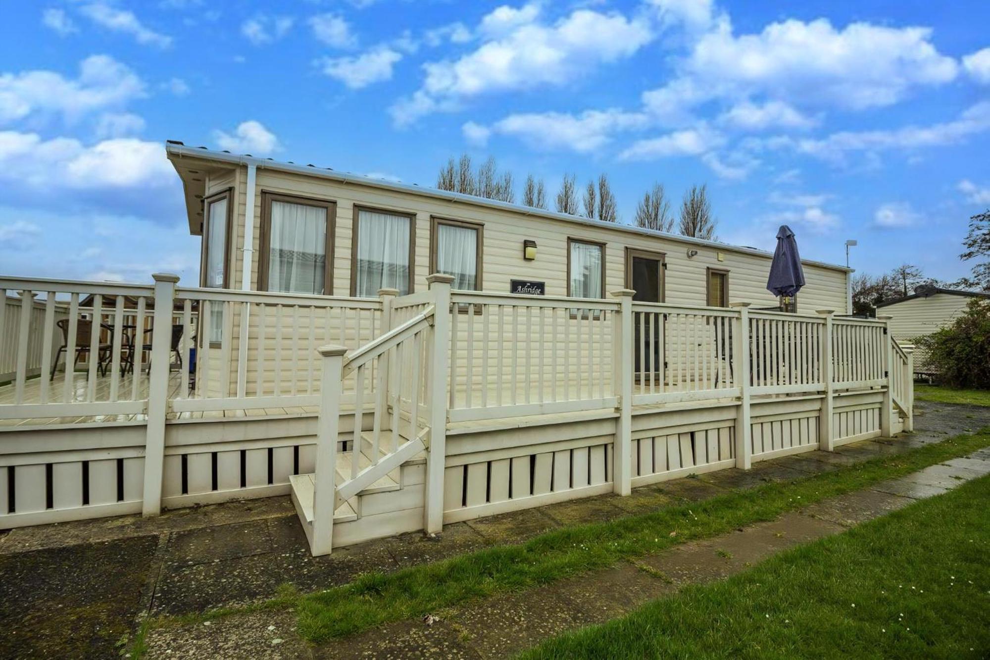6 Berth Caravan With Decking At Manor Park In Hunstanton Ref 23017H Exterior photo